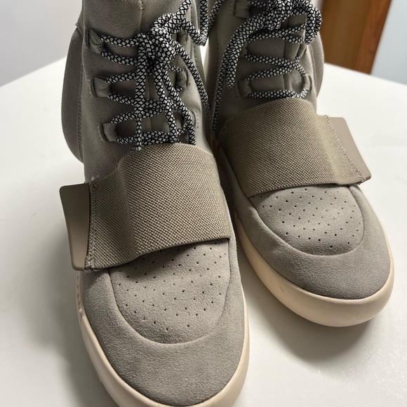 Yeezy 750 Boost - Picture 2 of 8
